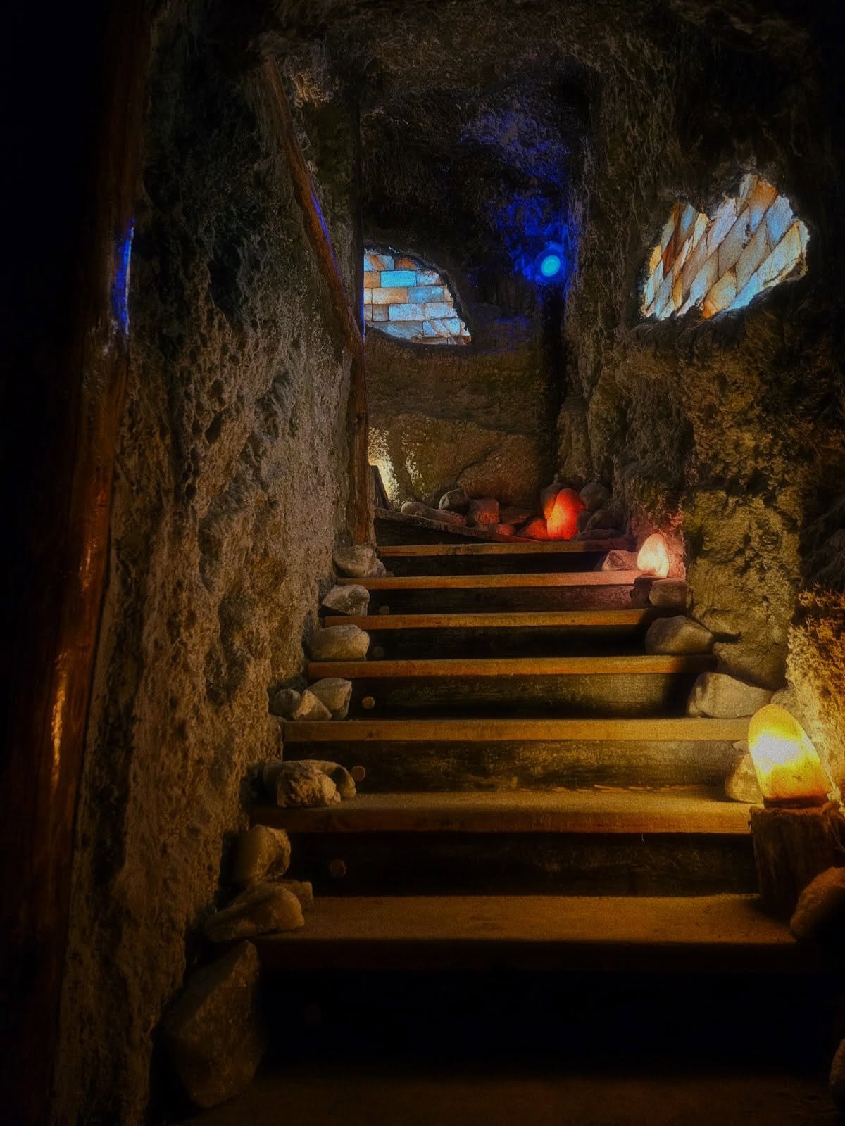 Coridorul cu trepte de lemn și vitralii de sare