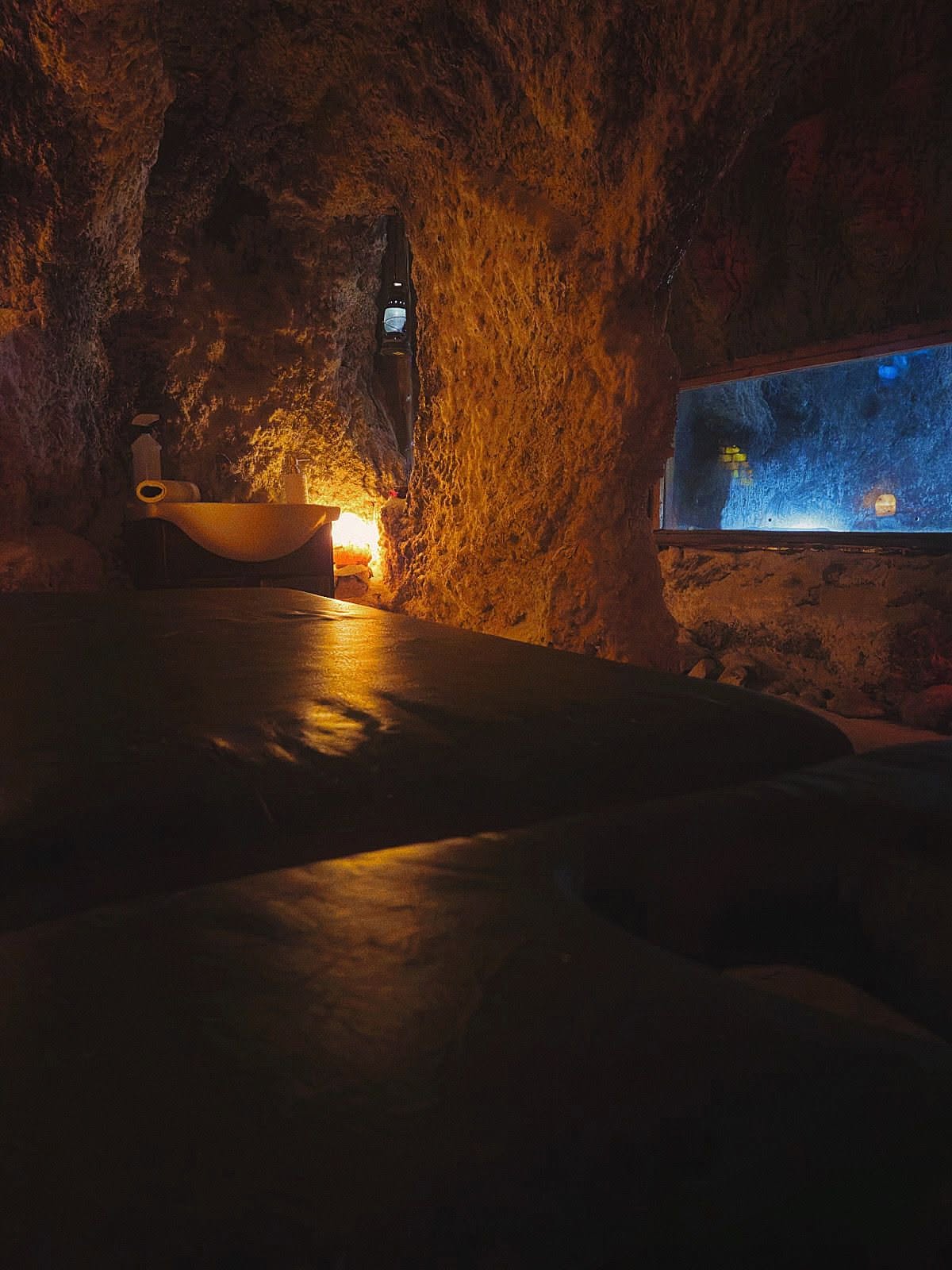 Sala de masaj, cu pat de masaj și fereastră luminată